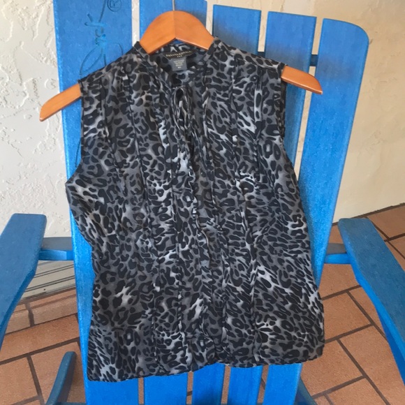 Ann Taylor Tops - Banana Republic XS